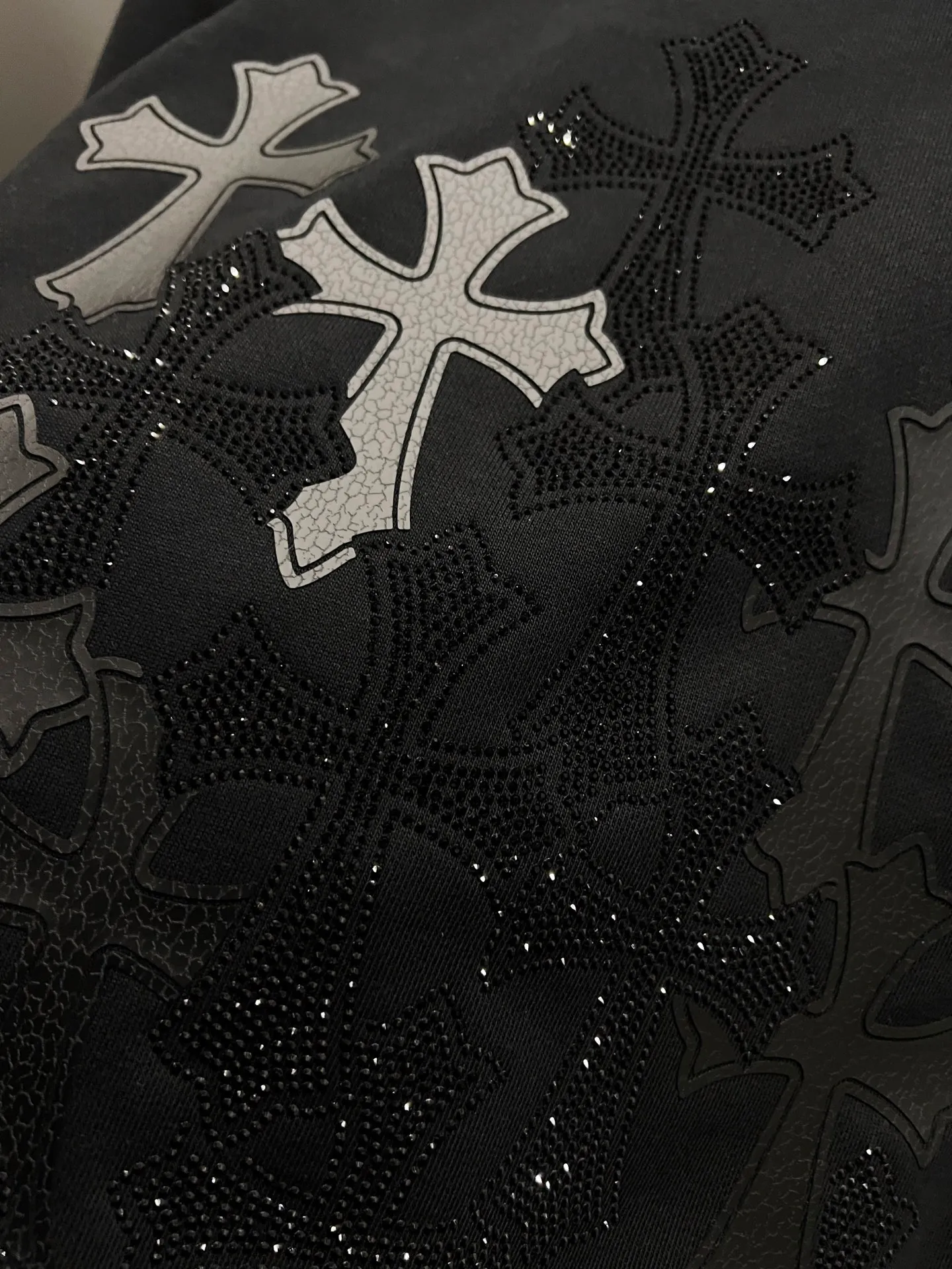 🅿️280 CH Crowe 2025 Autumn and Winter New Style Round Neck Long Sleeve Sweater Cross Patch Leather + Customized Hardware Metal Horseshoe Sanskrit Characters + Middle Eastern Australian Diamond Design Craftsmanship The real thing is great🔥Same style for men and women, loose version Size S M L XL XXL Five sizes Black White